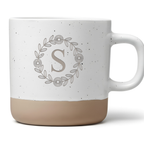 Personalisierte Tasse mit Buchstabe und Blumenkranz, Kaffeetasse Monogramm Wunschname, Florales Design, Geschenk für Frauen, Namenstasse