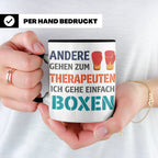 Boxen Tasse mit Spruch Andere gehen zum Therapeuten | Lustig – Schwarz [farbe:schwarz]