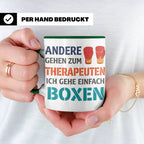 Boxen Tasse mit Spruch Andere gehen zum Therapeuten | Lustig – Grün [farbe:grün]