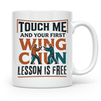 Wing Chun Tasse mit Spruch 'First Lesson is Free' Kampfsport – Weiß [farbe:weiß]