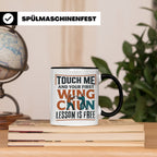 Wing Chun Tasse mit Spruch 'First Lesson is Free' Kampfsport – Schwarz [farbe:schwarz]