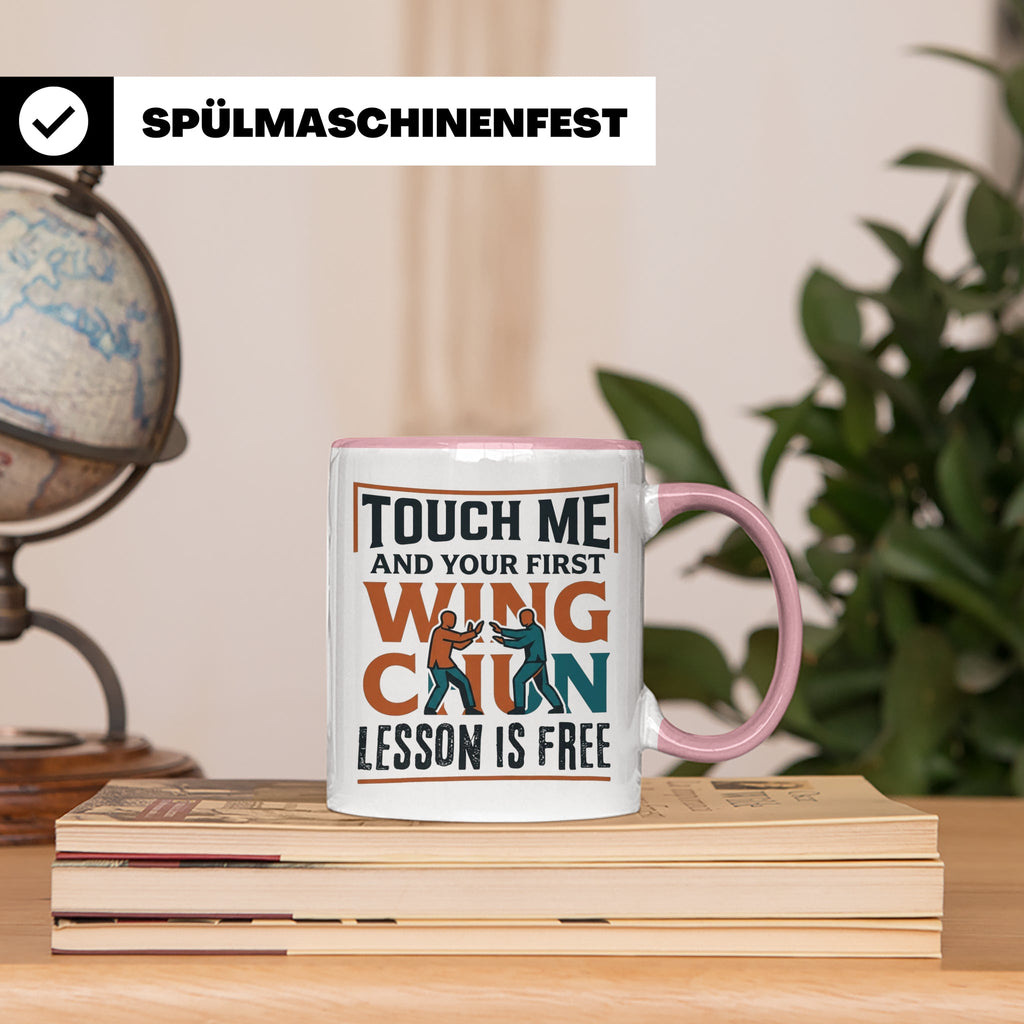 Wing Chun Tasse mit Spruch 'First Lesson is Free' Kampfsport – Rosa [farbe:rosa]