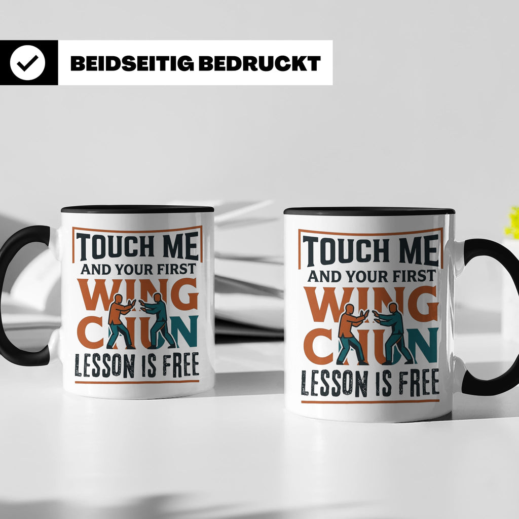 Wing Chun Tasse mit Spruch 'First Lesson is Free' Kampfsport – Schwarz [farbe:schwarz]