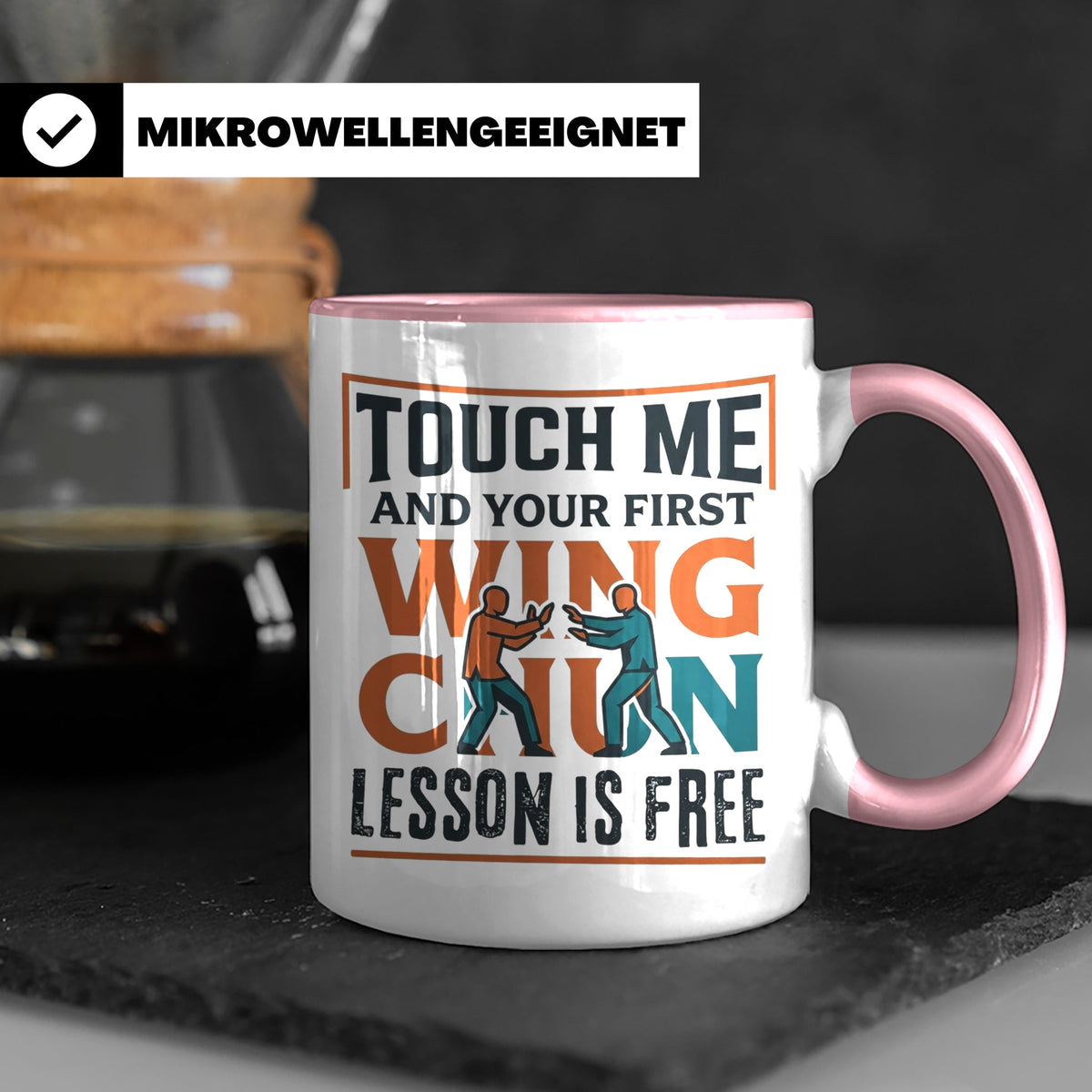 Wing Chun Tasse mit Spruch 'First Lesson is Free' Kampfsport – Rosa [farbe:rosa]