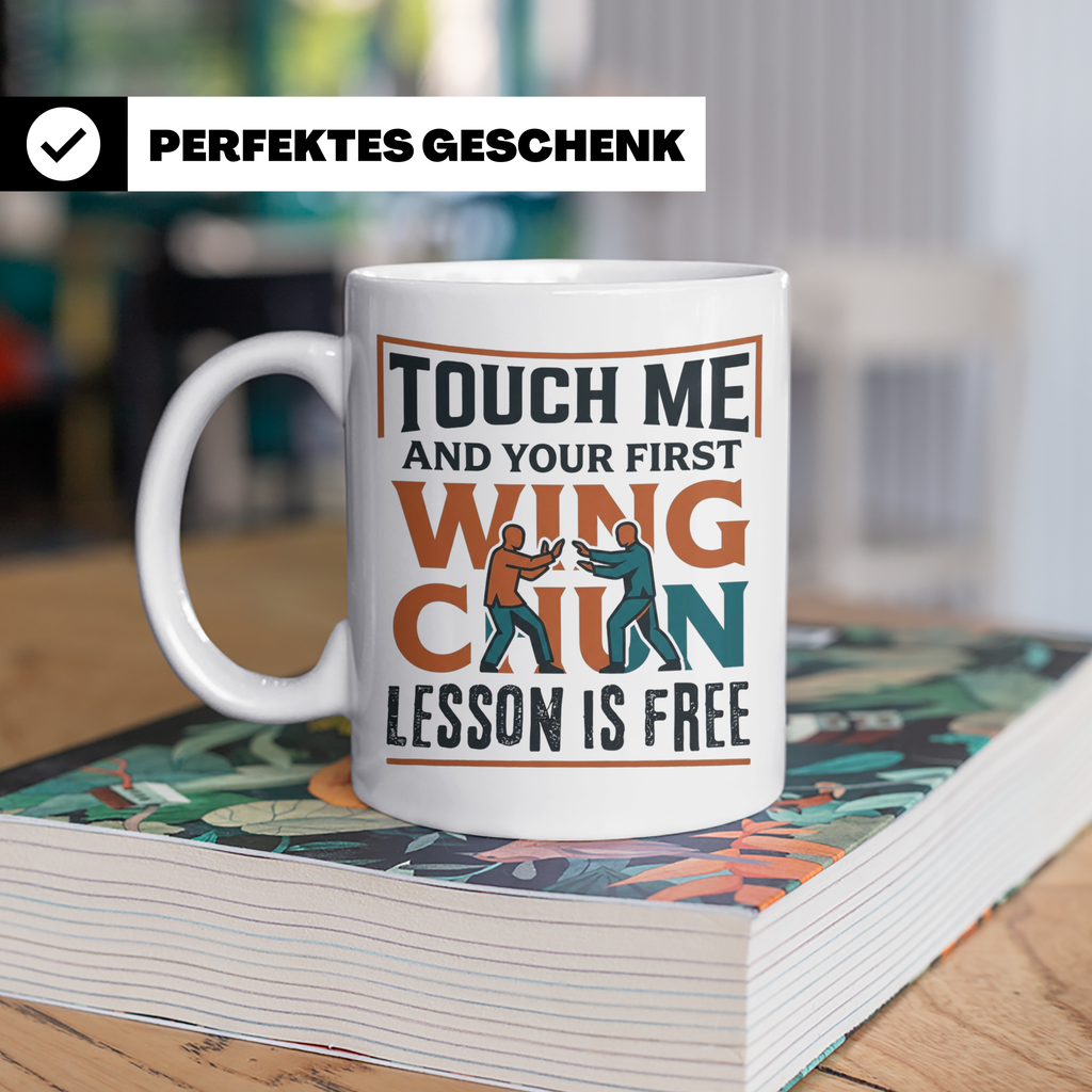 Wing Chun Tasse mit Spruch 'First Lesson is Free' Kampfsport – Weiß [farbe:weiß]