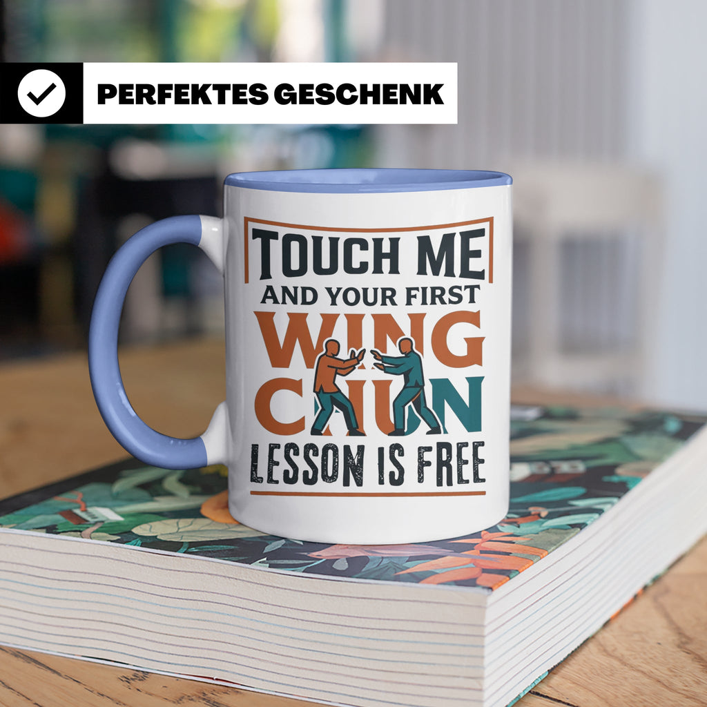 Wing Chun Tasse mit Spruch 'First Lesson is Free' Kampfsport – Blau [farbe:blau]