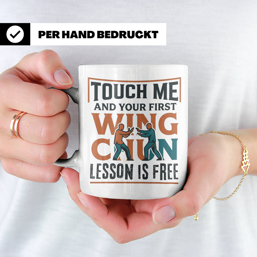 Wing Chun Tasse mit Spruch 'First Lesson is Free' Kampfsport – Weiß [farbe:weiß]