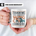 Wing Chun Tasse mit Spruch 'First Lesson is Free' Kampfsport – Weiß [farbe:weiß]