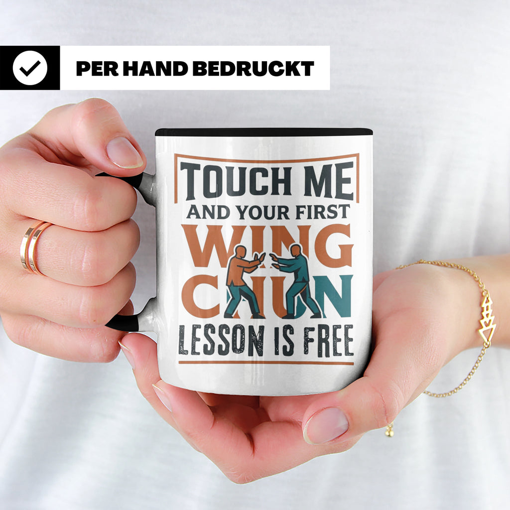 Wing Chun Tasse mit Spruch 'First Lesson is Free' Kampfsport – Schwarz [farbe:schwarz]