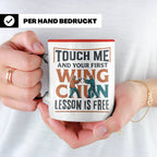 Wing Chun Tasse mit Spruch 'First Lesson is Free' Kampfsport – Rot [farbe:rot]