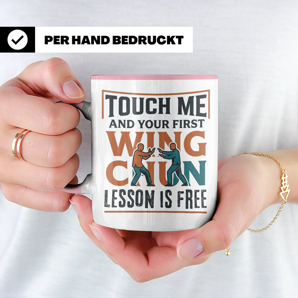 Wing Chun Tasse mit Spruch 'First Lesson is Free' Kampfsport – Rosa [farbe:rosa]