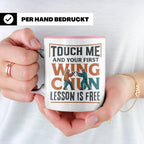 Wing Chun Tasse mit Spruch 'First Lesson is Free' Kampfsport – Rosa [farbe:rosa]