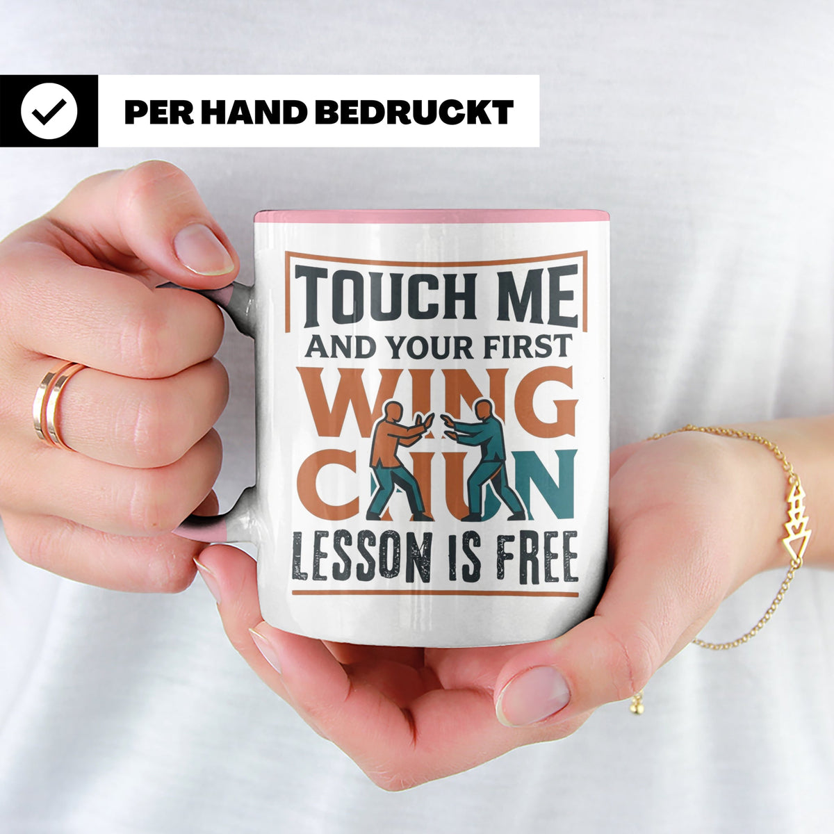 Wing Chun Tasse mit Spruch 'First Lesson is Free' Kampfsport – Rosa [farbe:rosa]