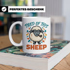 Tired of this Sheep Tasse lustiger Spruch, mürrisches Schaf  – Weiß [farbe:weiß]