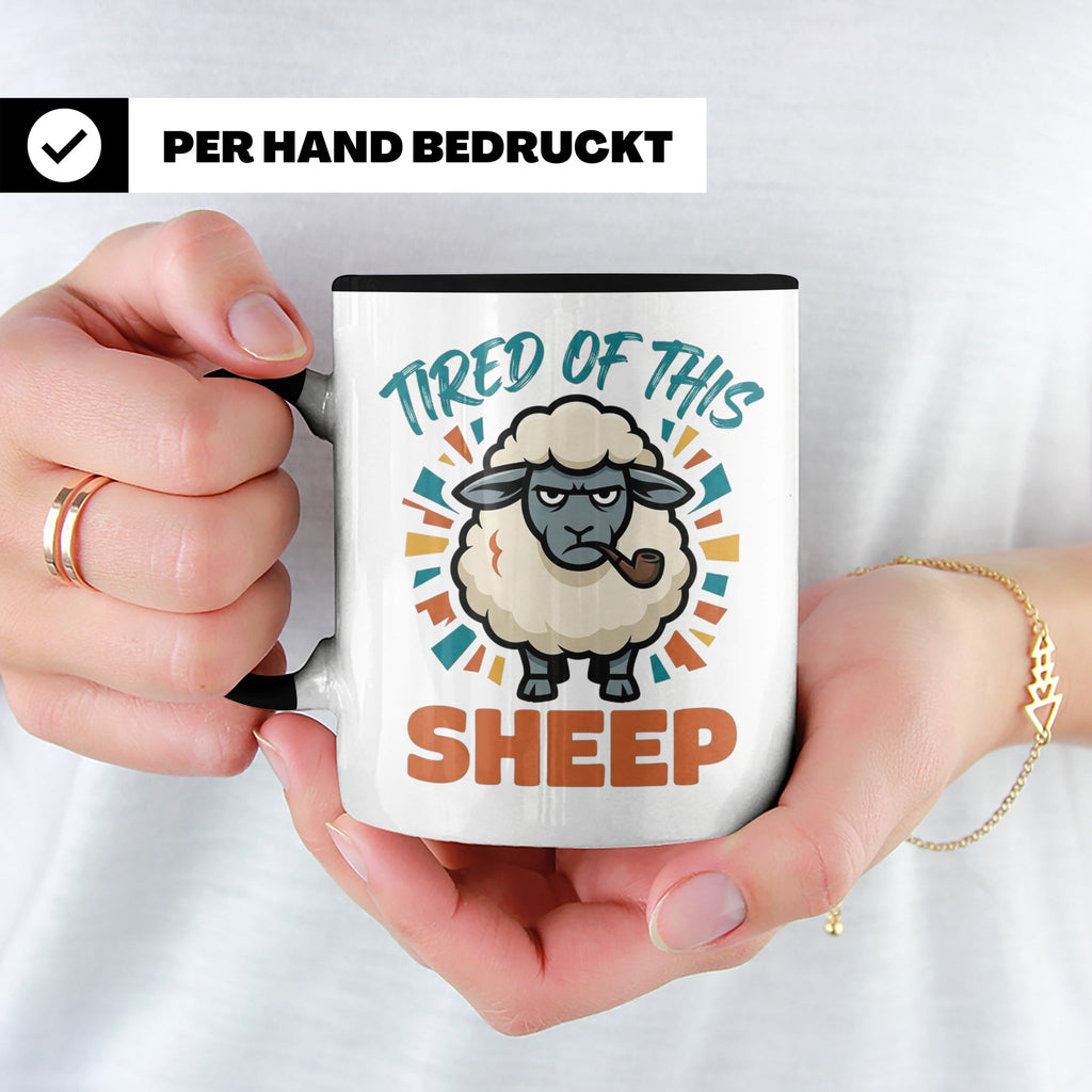 Tired of this Sheep Tasse lustiger Spruch, mürrisches Schaf  – Schwarz [farbe:schwarz]
