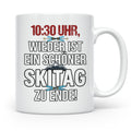 Skifahrer Tasse mit Spruch 10:30 Uhr Skitag zu Ende | Lustig – Weiß [farbe:weiß]