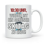 Skifahrer Tasse mit Spruch 10:30 Uhr Skitag zu Ende | Lustig – Weiß [farbe:weiß]