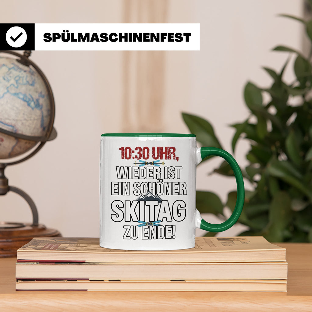 Skifahrer Tasse mit Spruch 10:30 Uhr Skitag zu Ende | Lustig – Grün [farbe:grün]