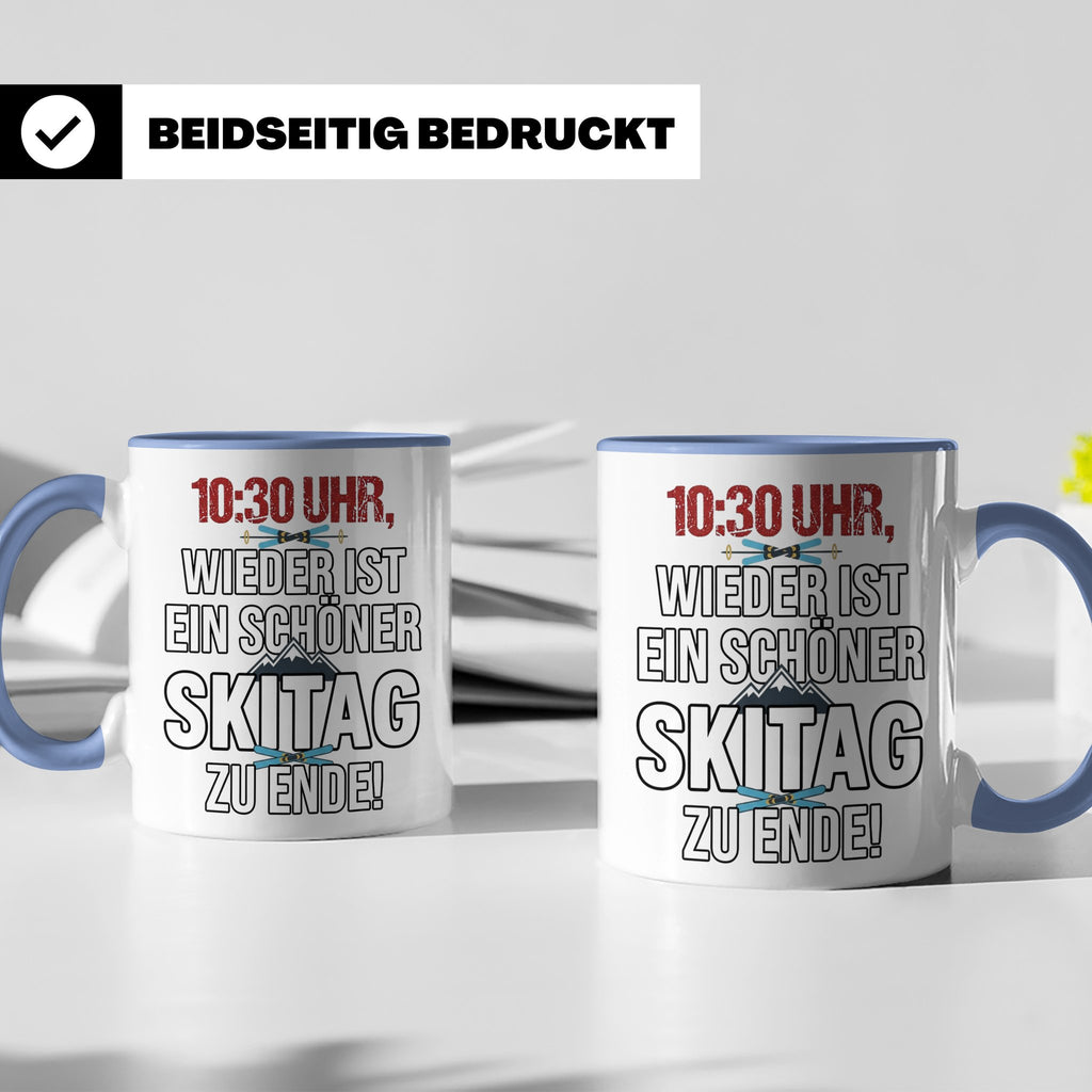 Skifahrer Tasse mit Spruch 10:30 Uhr Skitag zu Ende | Lustig – Blau [farbe:blau]