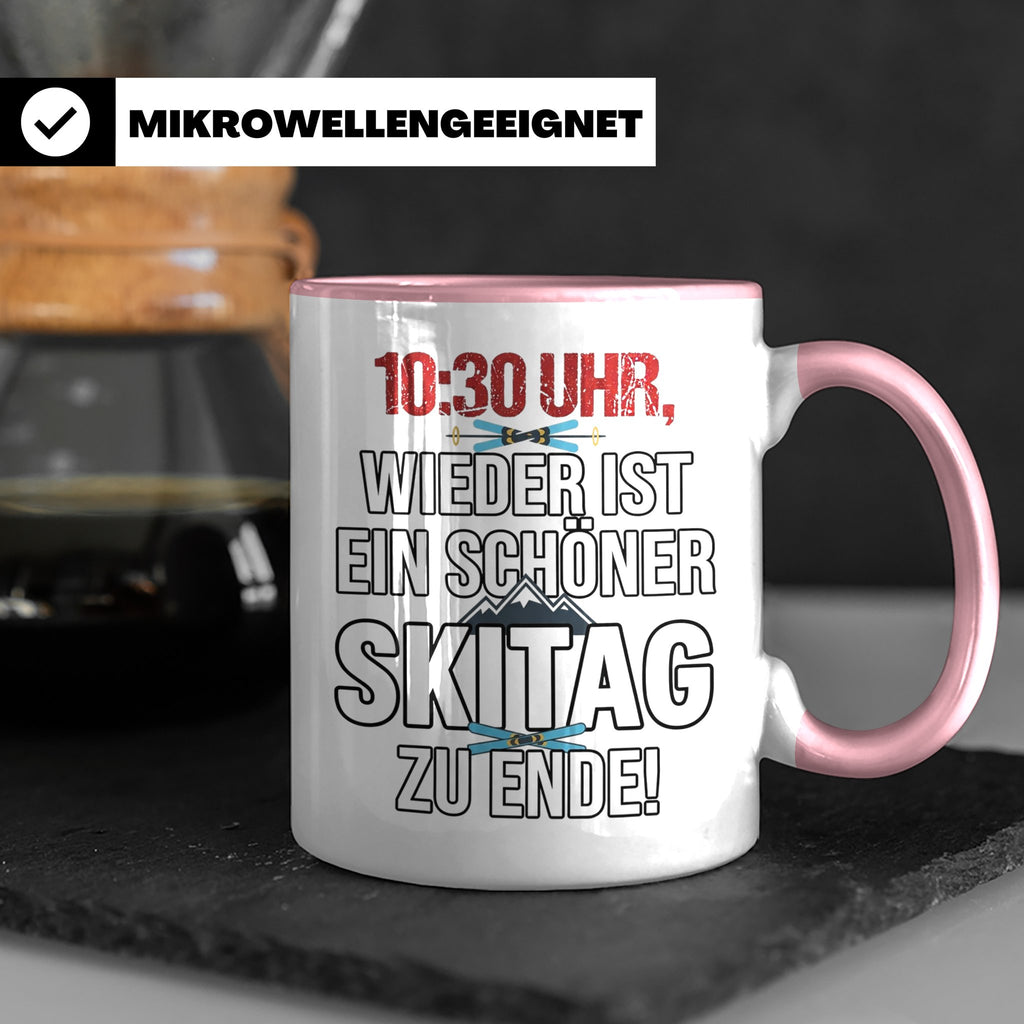 Skifahrer Tasse mit Spruch 10:30 Uhr Skitag zu Ende | Lustig – Rosa [farbe:rosa]