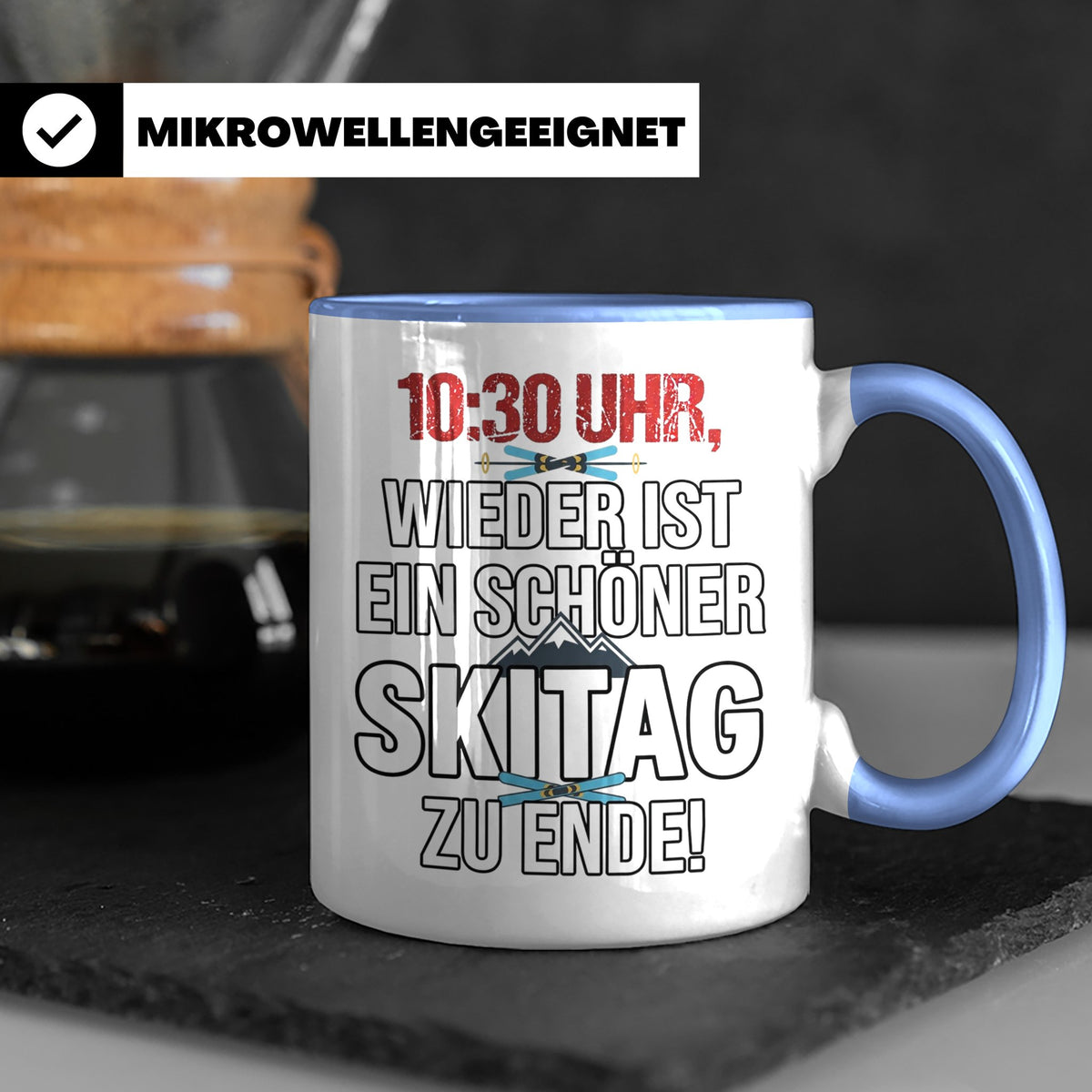 Skifahrer Tasse mit Spruch 10:30 Uhr Skitag zu Ende | Lustig – Blau [farbe:blau]