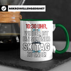 Skifahrer Tasse mit Spruch 10:30 Uhr Skitag zu Ende | Lustig – Grün [farbe:grün]
