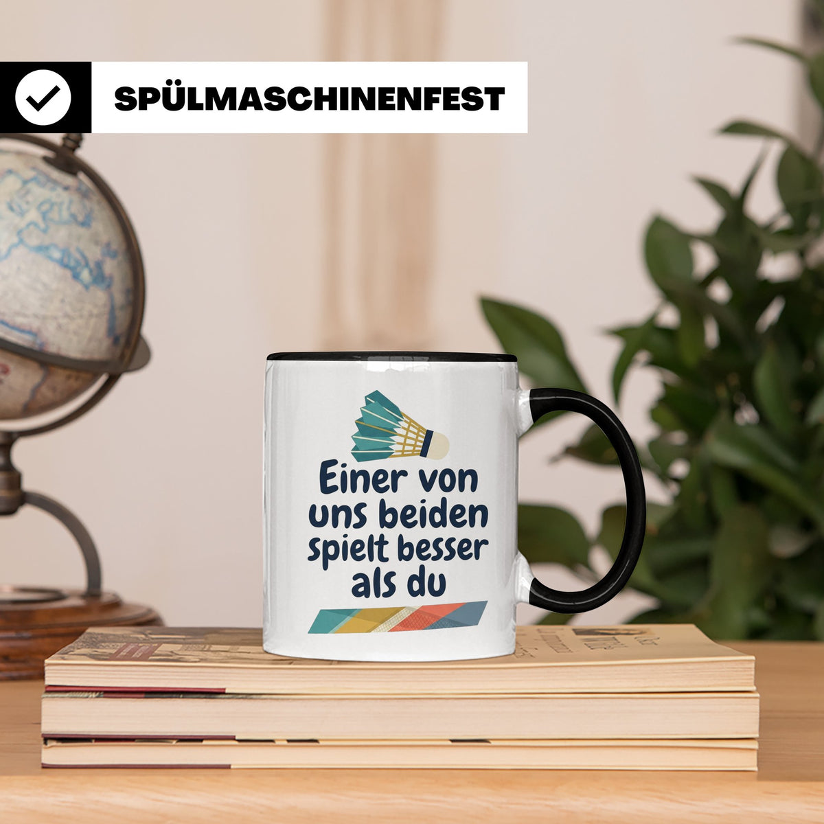 Badminton Tasse mit Spruch Einer von uns spielt besser als d – Schwarz [farbe:schwarz]