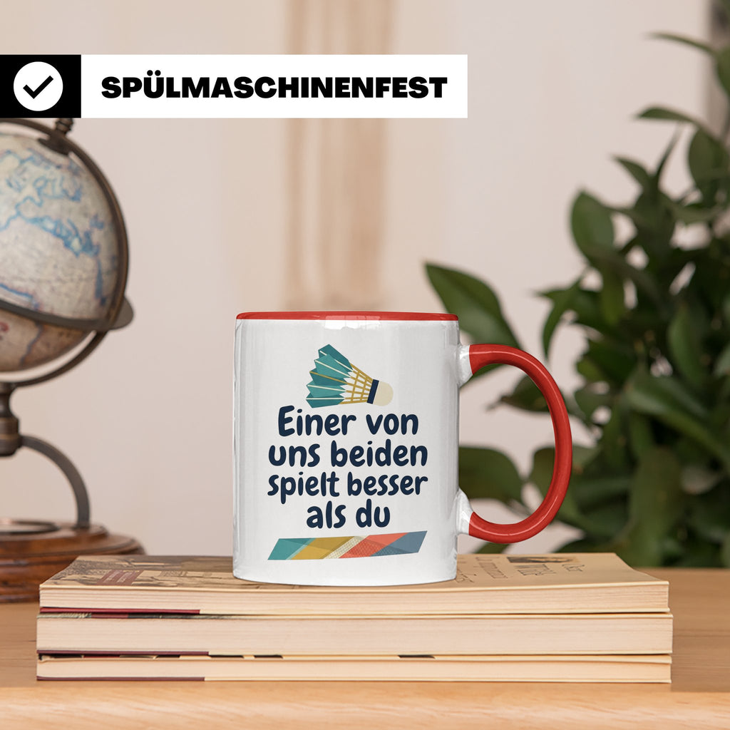 Badminton Tasse mit Spruch Einer von uns spielt besser als d – Rot [farbe:rot]