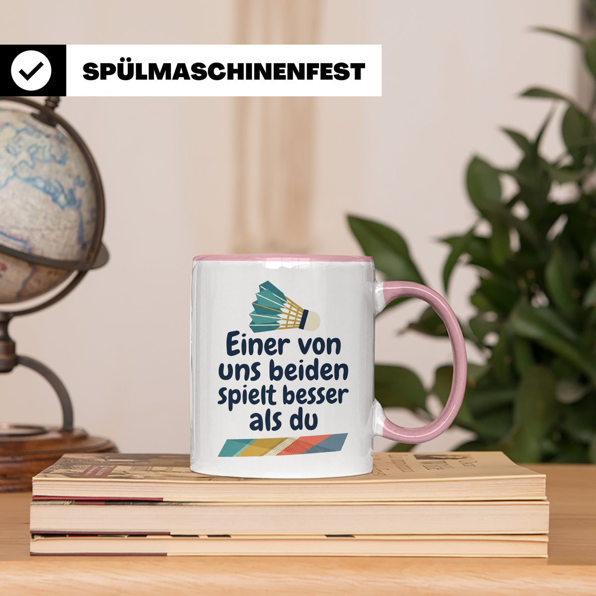 Badminton Tasse mit Spruch Einer von uns spielt besser als d – Rosa [farbe:rosa]