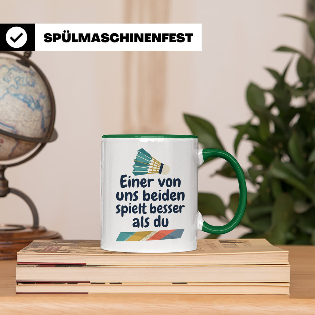 Badminton Tasse mit Spruch Einer von uns spielt besser als d – Grün [farbe:grün]