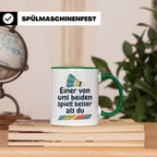Badminton Tasse mit Spruch Einer von uns spielt besser als d – Grün [farbe:grün]