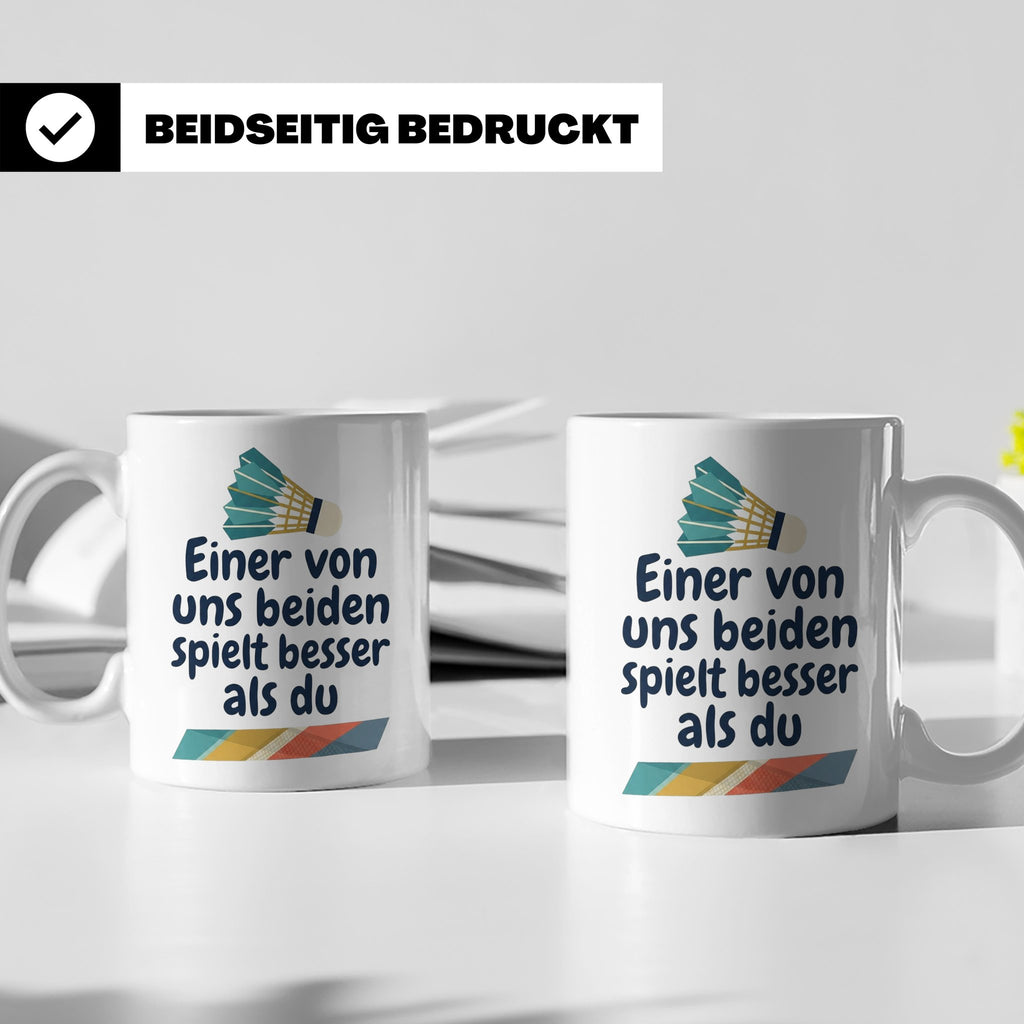 Badminton Tasse mit Spruch Einer von uns spielt besser als d – Weiß [farbe:weiß]