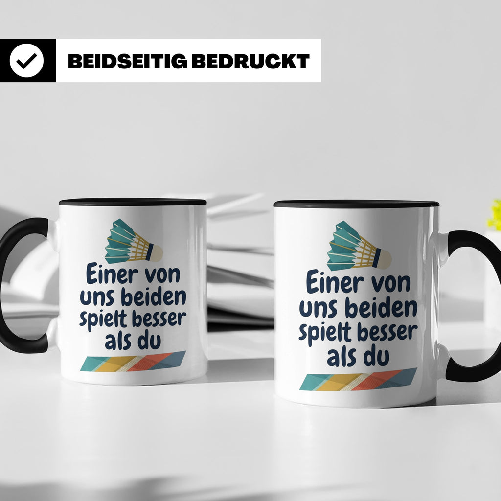 Badminton Tasse mit Spruch Einer von uns spielt besser als d – Schwarz [farbe:schwarz]