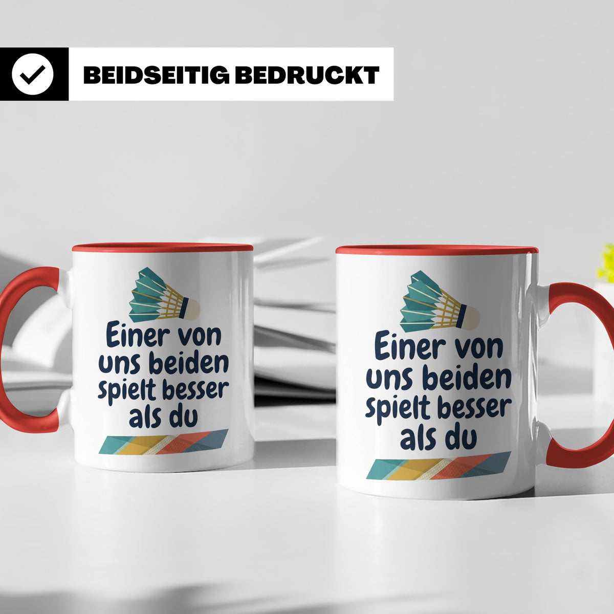 Badminton Tasse mit Spruch Einer von uns spielt besser als d – Rot [farbe:rot]