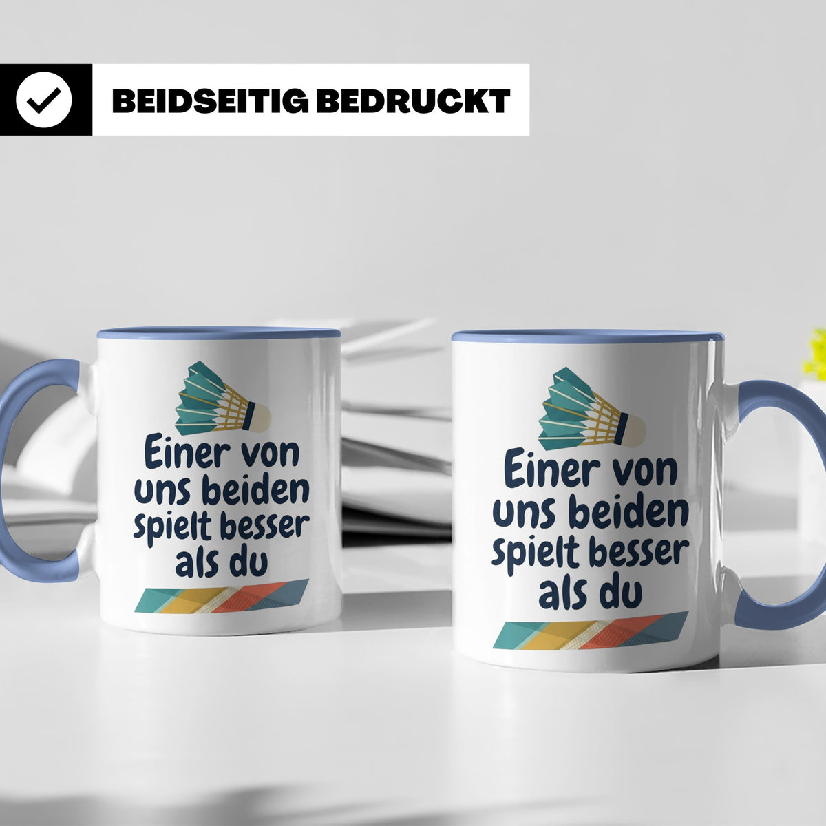 Badminton Tasse mit Spruch Einer von uns spielt besser als d – Blau [farbe:blau]