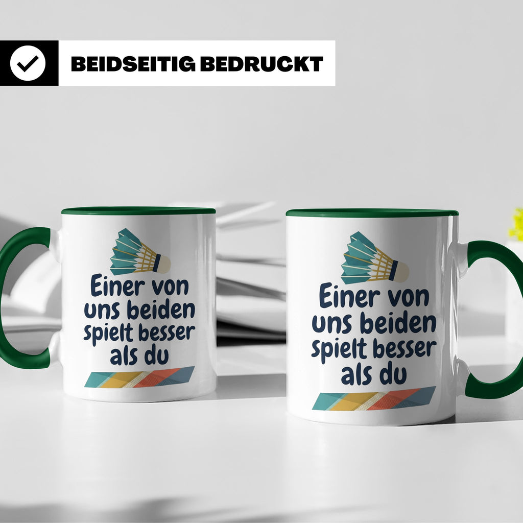 Badminton Tasse mit Spruch Einer von uns spielt besser als d – Grün [farbe:grün]