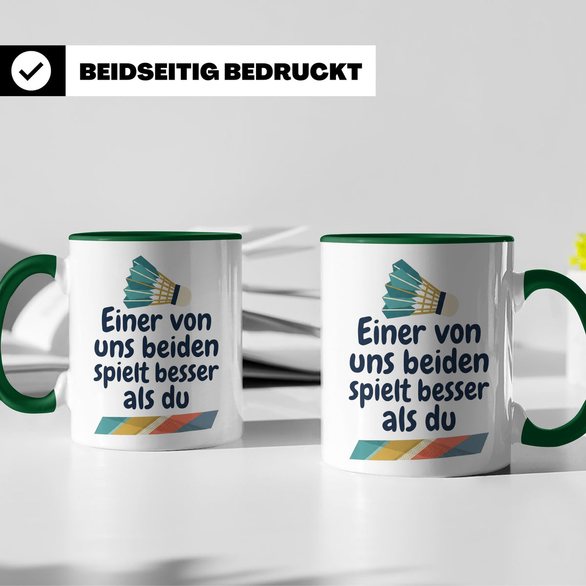 Badminton Tasse mit Spruch Einer von uns spielt besser als d – Grün [farbe:grün]