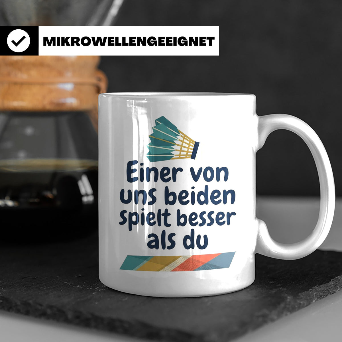 Badminton Tasse mit Spruch Einer von uns spielt besser als d – Weiß [farbe:weiß]
