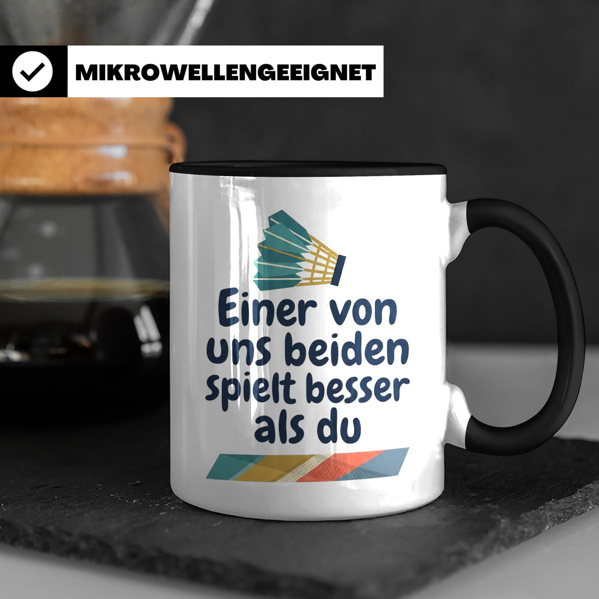 Badminton Tasse mit Spruch Einer von uns spielt besser als d – Schwarz [farbe:schwarz]