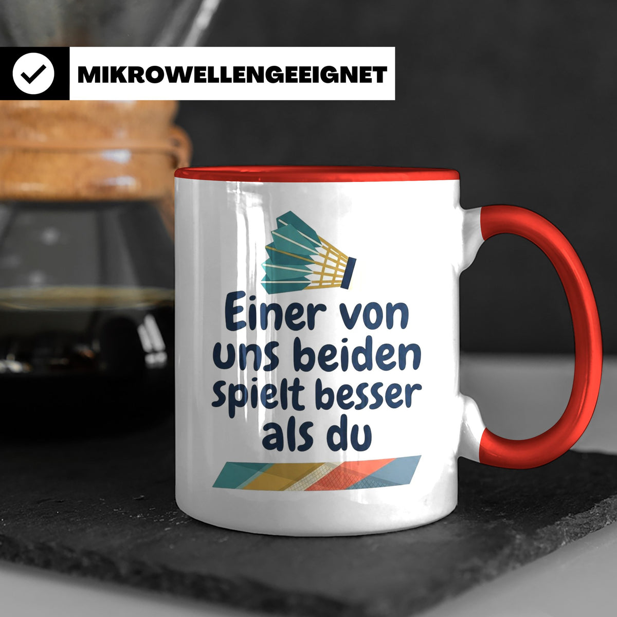 Badminton Tasse mit Spruch Einer von uns spielt besser als d – Rot [farbe:rot]