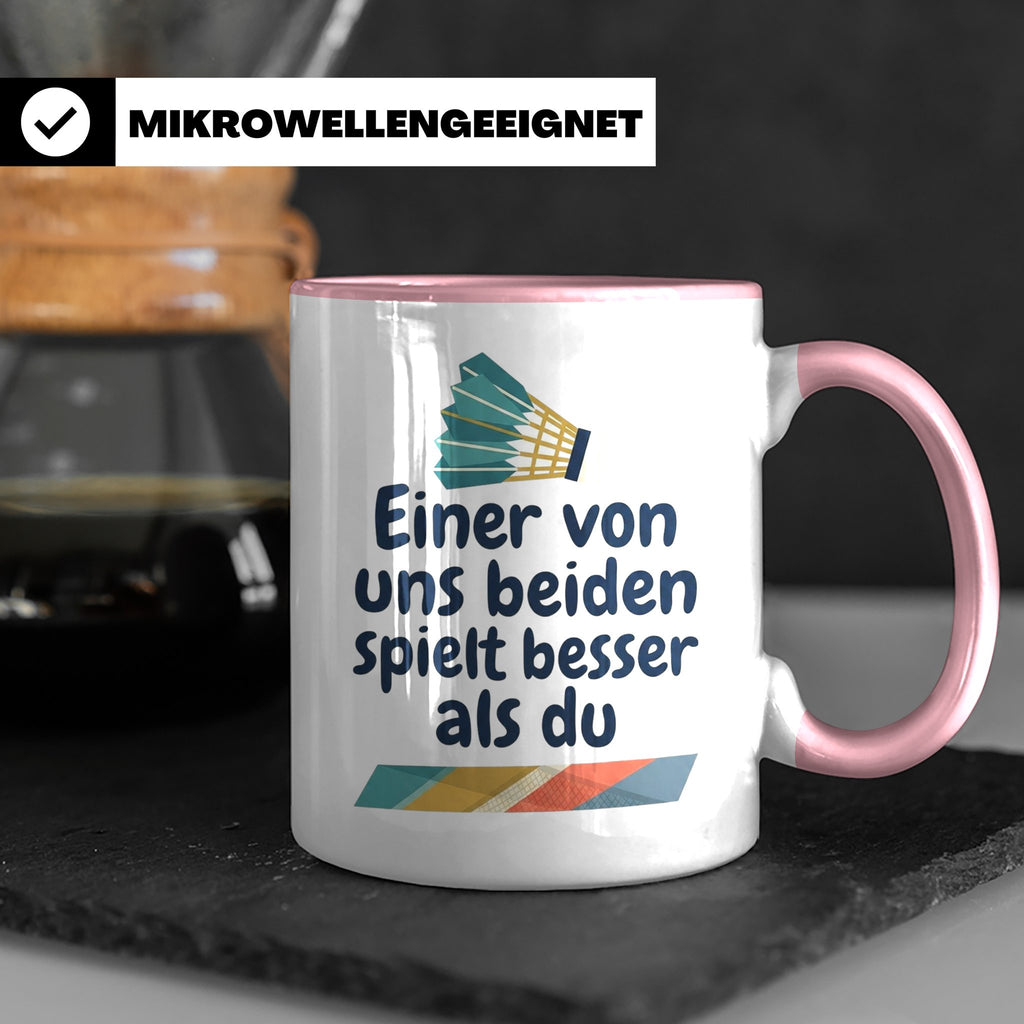 Badminton Tasse mit Spruch Einer von uns spielt besser als d – Rosa [farbe:rosa]