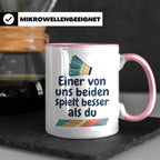 Badminton Tasse mit Spruch Einer von uns spielt besser als d – Rosa [farbe:rosa]