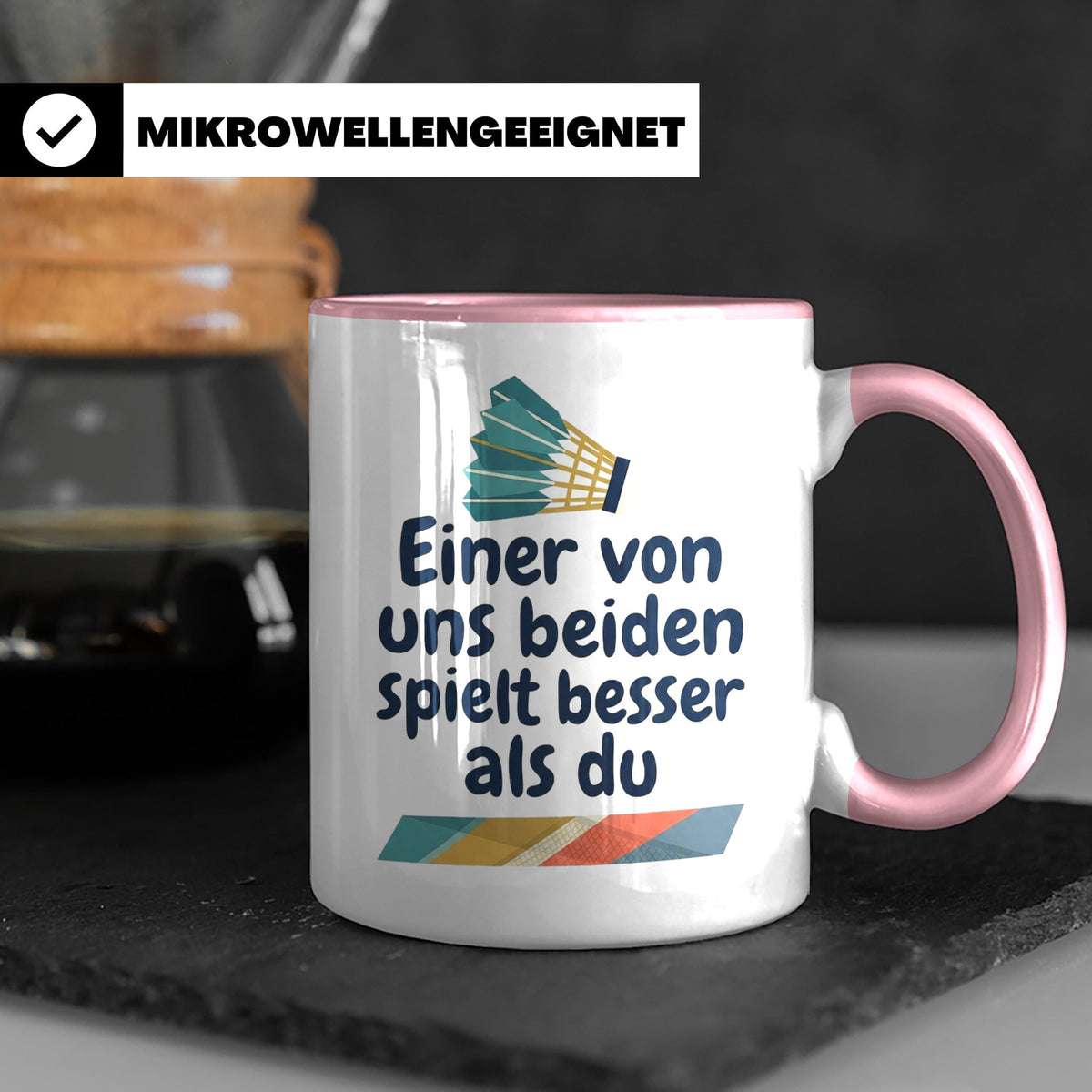 Badminton Tasse mit Spruch Einer von uns spielt besser als d – Rosa [farbe:rosa]
