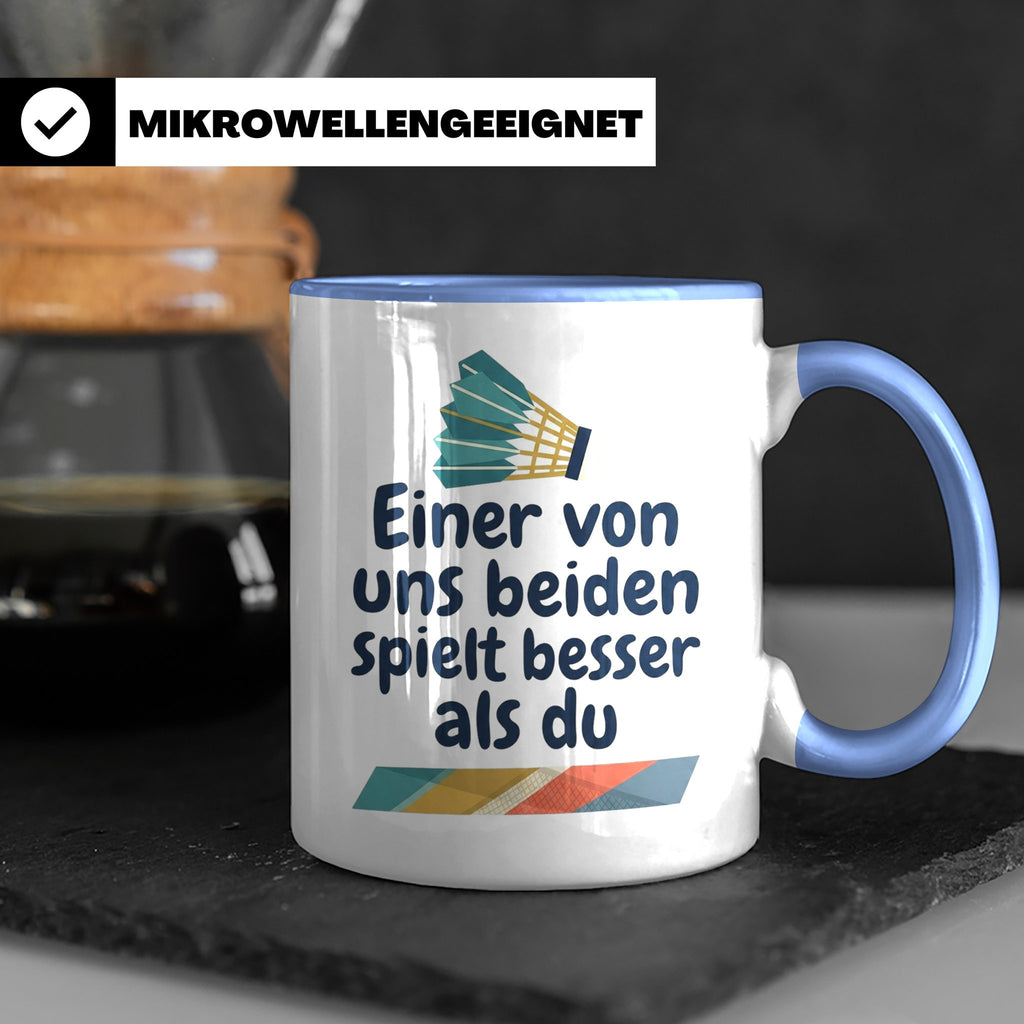 Badminton Tasse mit Spruch Einer von uns spielt besser als d – Blau [farbe:blau]
