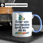Badminton Tasse mit Spruch Einer von uns spielt besser als d – Blau [farbe:blau]