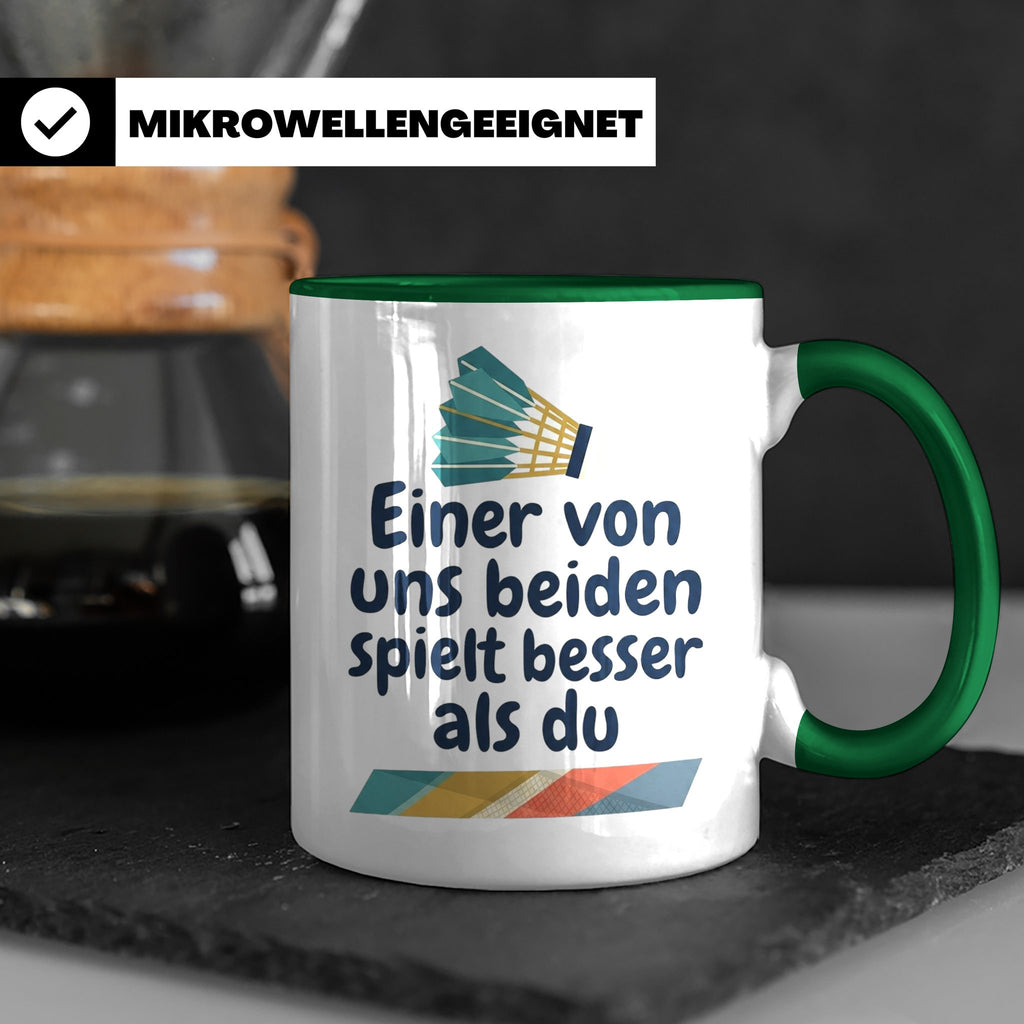 Badminton Tasse mit Spruch Einer von uns spielt besser als d – Grün [farbe:grün]