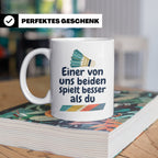 Badminton Tasse mit Spruch Einer von uns spielt besser als d – Weiß [farbe:weiß]
