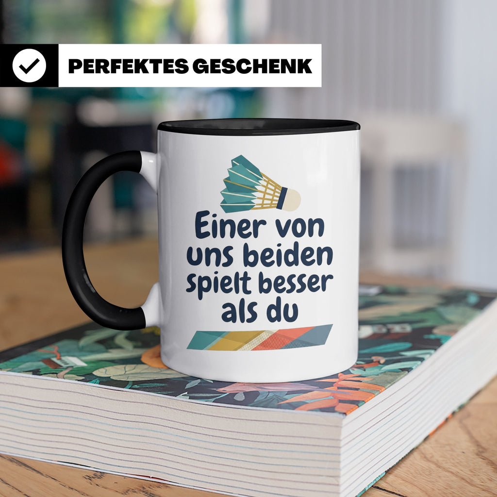 Badminton Tasse mit Spruch Einer von uns spielt besser als d – Schwarz [farbe:schwarz]
