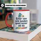 Badminton Tasse mit Spruch Einer von uns spielt besser als d – Rot [farbe:rot]