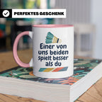 Badminton Tasse mit Spruch Einer von uns spielt besser als d – Rosa [farbe:rosa]